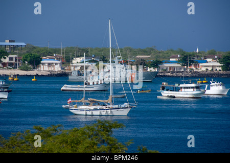 Ecuador, Galapagos, San Cristobal Island . La città portuale di Puerto Baquerizo Moreno vista sul porto di Baia relitto. Foto Stock