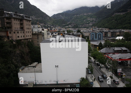 Il centro della capitale di Andorra La Vella Andorra visto dal centro congressi Foto Stock