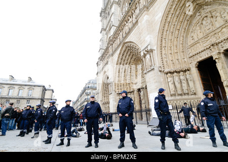 Parigi, Francia - manifestanti e contro i manifestanti si scontrano a Parigi direttamente di fronte alla cattedrale di Notre Dame al di sopra del papa Commenti recenti che i preservativi non sono una soluzione al problema dell'AIDS in Africa. La polizia realizzato 11 arresti Foto Stock