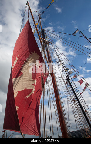 Il red sail di una nave. Amsterdam Sail 2010 Foto Stock