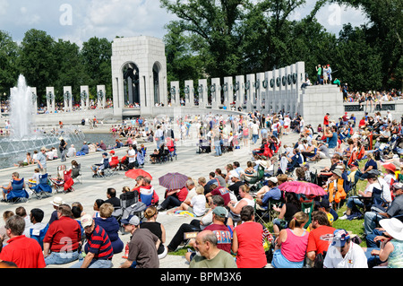 WASHINGTON DC, Stati Uniti - manifestazione conservatrice "Restore Honor" del commentatore televisivo Glenn Beck al Lincoln Memorial sul National Mall, tenutasi nel 47° anniversario del famoso discorso per i diritti civili del Dr. Martin Luther King "i Have a Dream" del 1963. Gli oratori del palco eretti sui gradini inferiori del Lincoln Memorial includevano lo stesso Beck insieme all'ex candidata alla vicepresidenza Sarah Palin. Foto Stock