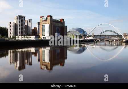 Gateshead riverside compreso il Baltico Arts Center e la Salvia concert hall si riflette nel fiume Tyne. Inghilterra, Regno Unito. Foto Stock