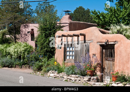 Vecchia casa di adobe in Santa Fe New Mexico sul Canyon Road Foto Stock