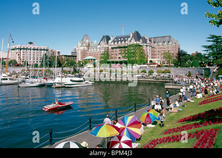 Victoria, BC, British Columbia, Canada Vancouver Island - Empress Hotel e il Porto Interno lungo Causeway, estate Foto Stock