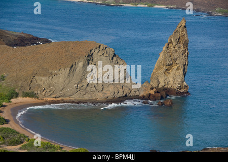 Ecuador, Galapagos, Bartolome, Sullivan Bay. Iconico punto di riferimento formazione, pinnacolo di roccia, resti di tufo vulcanico cono. Foto Stock