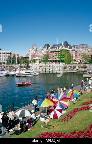 Victoria, BC, British Columbia, Canada Vancouver Island - Empress Hotel e il Porto Interno lungo Causeway, estate Foto Stock