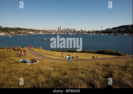 Immagine retrò di Seattle Skyline con barche a vela sul lago Union con persone che picnic al gas Works Park Washington state USA Foto Stock