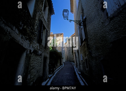 Strada stretta, passaggio, vicolo, vicolo, Rue de l' Hopital, città di Venasque, Venasque, Vaucluse Provence, Francia Foto Stock