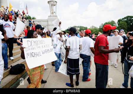 WASHINGTON DC, Stati Uniti - manifestazione conservatrice "Restore Honor" del commentatore televisivo Glenn Beck al Lincoln Memorial sul National Mall, tenutasi nel 47° anniversario del famoso discorso per i diritti civili del Dr. Martin Luther King "i Have a Dream" del 1963. Gli oratori del palco eretti sui gradini inferiori del Lincoln Memorial includevano lo stesso Beck insieme all'ex candidata alla vicepresidenza Sarah Palin. Foto Stock