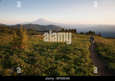 PCT escursionisti andando verso sud in rocce di capra deserto Gifford Pinchot National Forest - Washington Foto Stock