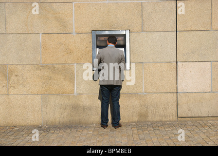 Uomo con bancomat erogatore Copenhagen DANIMARCA Europa Foto Stock