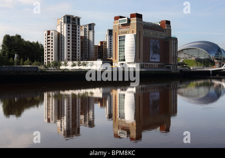 Gateshead appartamenti e Baltici arts center si riflette nel fiume Tyne. Inghilterra, Regno Unito. Foto Stock