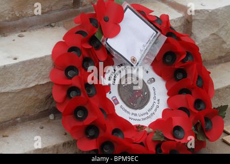 Ghirlanda prevista dal PIR 508th storia vivente gruppo.War Memorial eretto a Wollaton park per commemorare il 508th americano Parachute Foto Stock