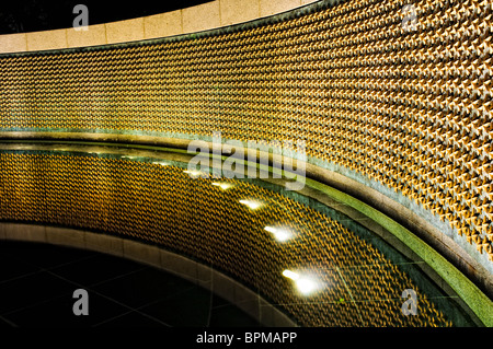 WASHINGTON DC, Stati Uniti: Il muro delle stelle, noto anche come il muro della libertà, illuminato di notte al National World War II Memorial sul National Mall. Ognuna delle 4.048 stelle d'oro rappresenta 100 militari americani morti durante la seconda guerra mondiale, creando un solenne tributo ai caduti. La tranquilla scena notturna esalta il simbolismo riflessivo e toccante della parete. Foto Stock