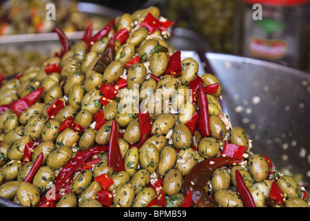 Olive offerti sul mercato del pesce, Catania, Sicilia, Italia Foto Stock