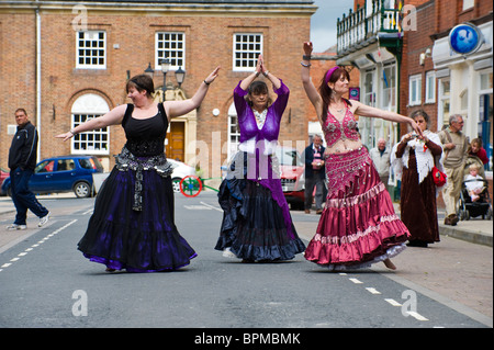 Danzatrici del ventre eseguire in strada durante Llandrindod Wells Festival Vittoriano Powys Mid Wales UK Foto Stock