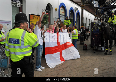 I membri del partito nazionalista inglese Alliance (ENA) a marzo e il rally a Brighton Regno Unito Foto Stock