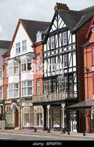 Mock Tudor edificio vittoriano con balcone a Llandrindod Wells Powys Mid Wales UK Foto Stock