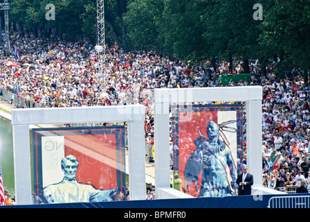 WASHINGTON DC, Stati Uniti - manifestazione conservatrice "Restore Honor" del commentatore televisivo Glenn Beck al Lincoln Memorial sul National Mall, tenutasi nel 47° anniversario del famoso discorso per i diritti civili del Dr. Martin Luther King "i Have a Dream" del 1963. Gli oratori del palco eretti sui gradini inferiori del Lincoln Memorial includevano lo stesso Beck insieme all'ex candidata alla vicepresidenza Sarah Palin. Foto Stock