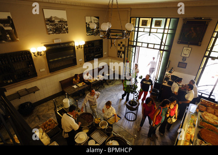 Gli ospiti all'interno dell'Antica Focacceria San Francesco, Palermo, Sicilia, Italia Foto Stock