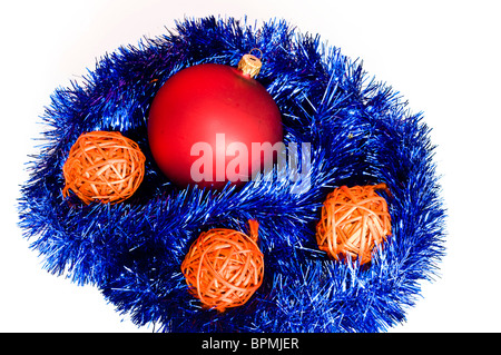 Queste submunizioni su catene di natale isolato su bianco Foto Stock