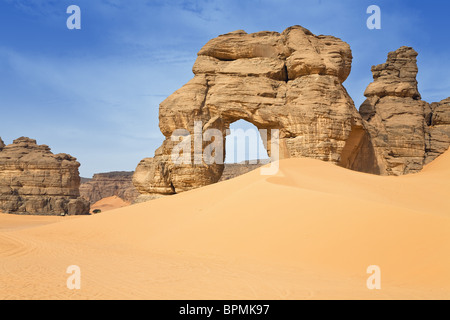 Arco di roccia in montagne Akakus, Libia, sahara Africa del Nord Foto Stock