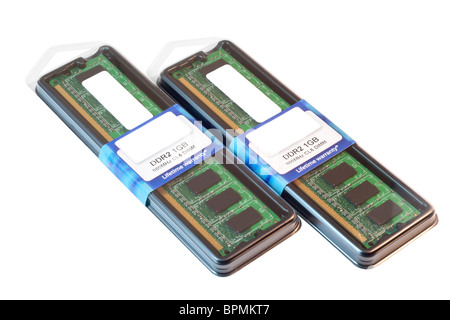 Due moduli di memoria DDR2 nel pacchetto. Isolato su sfondo bianco con percorso di clipping. Foto Stock
