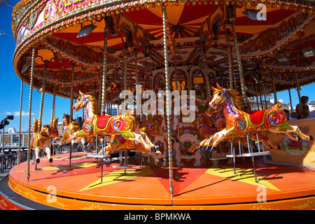 Giostra luna park ride presso la baia di Cardiff, nel Galles del Sud. Foto Stock