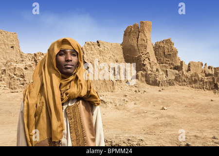 Il Tuareg nelle rovine della vecchia Germa, Libia, sahara Africa del Nord Foto Stock