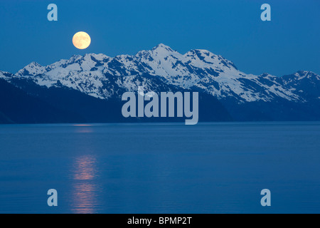 Luna piena sopra la risurrezione Bay, Seward, Alaska. Foto Stock