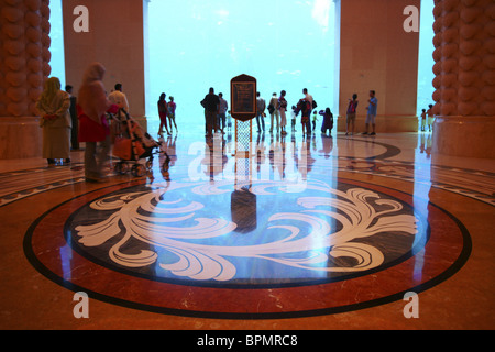 Visitatori presso l'acquario all'interno di Hotel Atlantis, Palm Jumeirah, Dubai, Emirati Arabi Uniti, Emirati Arabi Uniti, Medio Oriente e Asia Foto Stock