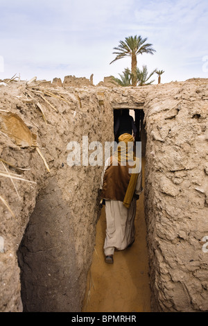 Il Tuareg nelle rovine della vecchia Germa, Libia, sahara Africa del Nord Foto Stock