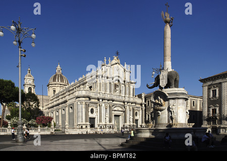 Fontana dell'Elefante e Sant'Agata cattedrale, la Piazza del Duomo di Catania, Sicilia, Italia Foto Stock