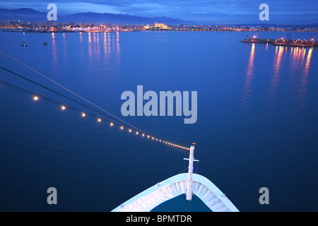 Vista sul porto di Palma de Mallorca e AIDA Bella cruiser in serata, Mallorca, Spagna, Europa Foto Stock