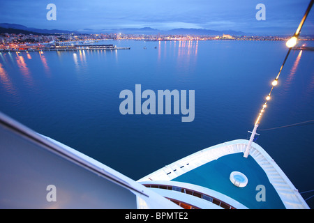 Vista sul porto di Palma de Mallorca e AIDA Bella cruiser in serata, Mallorca, Spagna, Europa Foto Stock