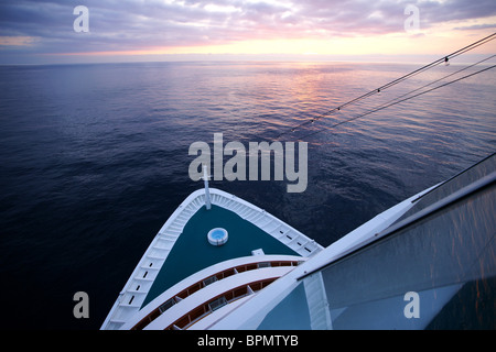 Nave da crociera AIDA Bella al tramonto, Mare Mediterraneo Foto Stock