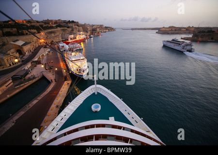 Vista a prua di AIDA bella nave da crociera al porto di La Valletta, Malta, Europa Foto Stock