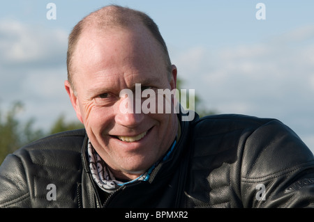 Ritratto di un uomo che indossa una giacca di pelle Foto Stock