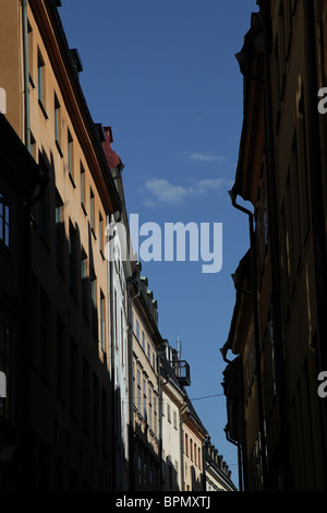 Case d'epoca, luce del sole e ombre serali sulle strette stradine secondarie di Gamla Stan Stoccolma Svezia Foto Stock