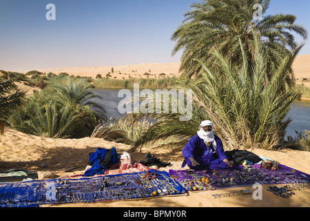 Il Tuareg che vendono souvenir a Mandara laghi, oasi Um el Ma, deserto libico, Libia, sahara Africa del Nord Foto Stock