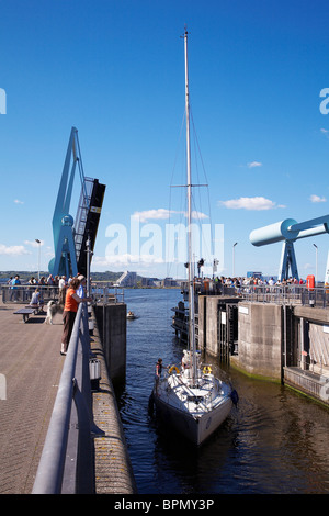 Yachts entrando in cancelli di blocco a Cardiff Bay barrage da penarth marina in rotta verso il canale di Bristol. Foto Stock