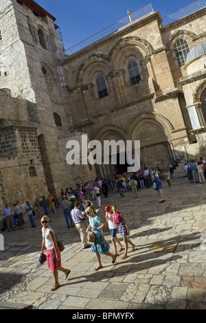 I turisti in visita alla chiesa del Santo Sepolcro di Gerusalemme, Israele, Medio Oriente Foto Stock