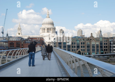 Viste attraverso il Millennium Bridge a St Paul's, London REGNO UNITO Foto Stock