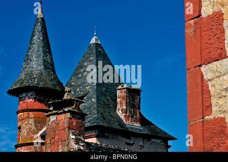 Francia: la parte superiore di una casa a torre di Collonges-la-Rouge Foto Stock