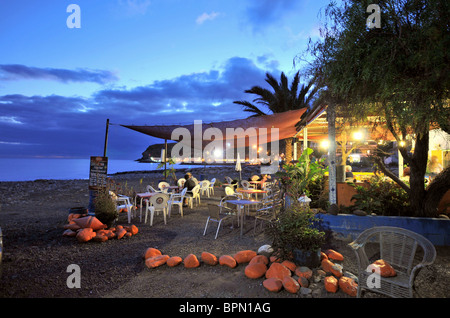 Le persone a un beach bar in serata, Playa de Santiago, southcoast di Gomera, isole Canarie, Spagna, Europa Foto Stock