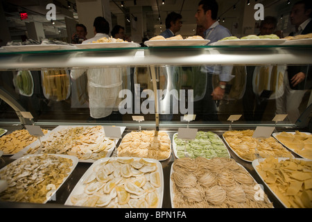 Varietà di fresca pasta fatta sul display a Eataly artigianale di cibo e vini italiani marketplace in New York Foto Stock