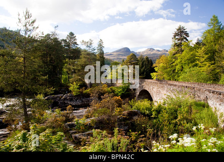 Fiume Dochart e cade con arcate ponte in pietra che conduce al villaggio di Killin, Stirlingshire Scozia Scotland Foto Stock