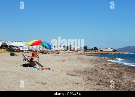 I turisti sulla spiaggia, Mojacar, Costa Almeria, provincia di Almeria, Andalusia, Spagna, Europa occidentale. Foto Stock