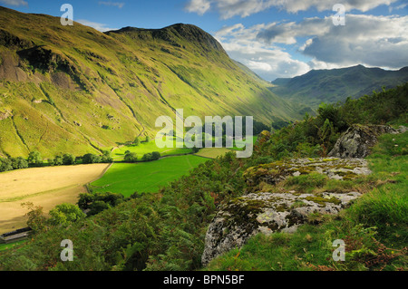 Di sera la luce del sole estivo su San Domenica roccioso e la valle Grisedale nel Lake District inglese Foto Stock