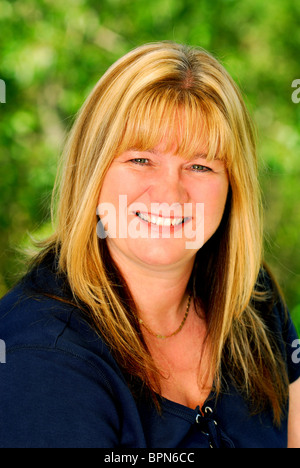 Bella bionda madre all'aperto in un ambiente rurale Foto Stock
